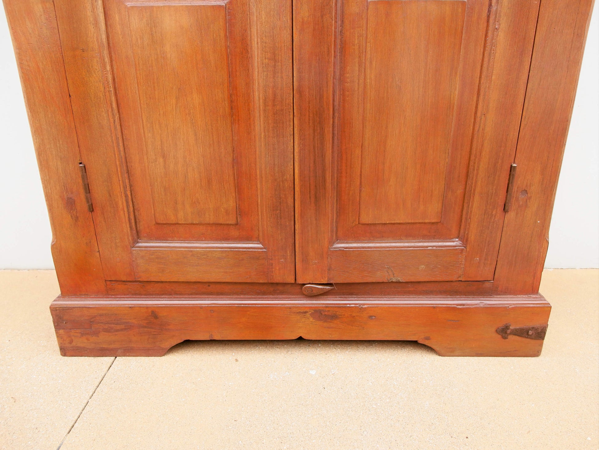 mobile coloniale indiano autentico costruito artigianalmente in legno di teak massello .  pezzo unico databile primi 900 , conservato perfettamente , non necessita di restauro .  misure 100 x 41 h137 cm  2 mensole all'interno ( si possono , su richiesta , togliere o aggiungerne altre )  fianchi lavorati stondati , idem per cornice ed ante .