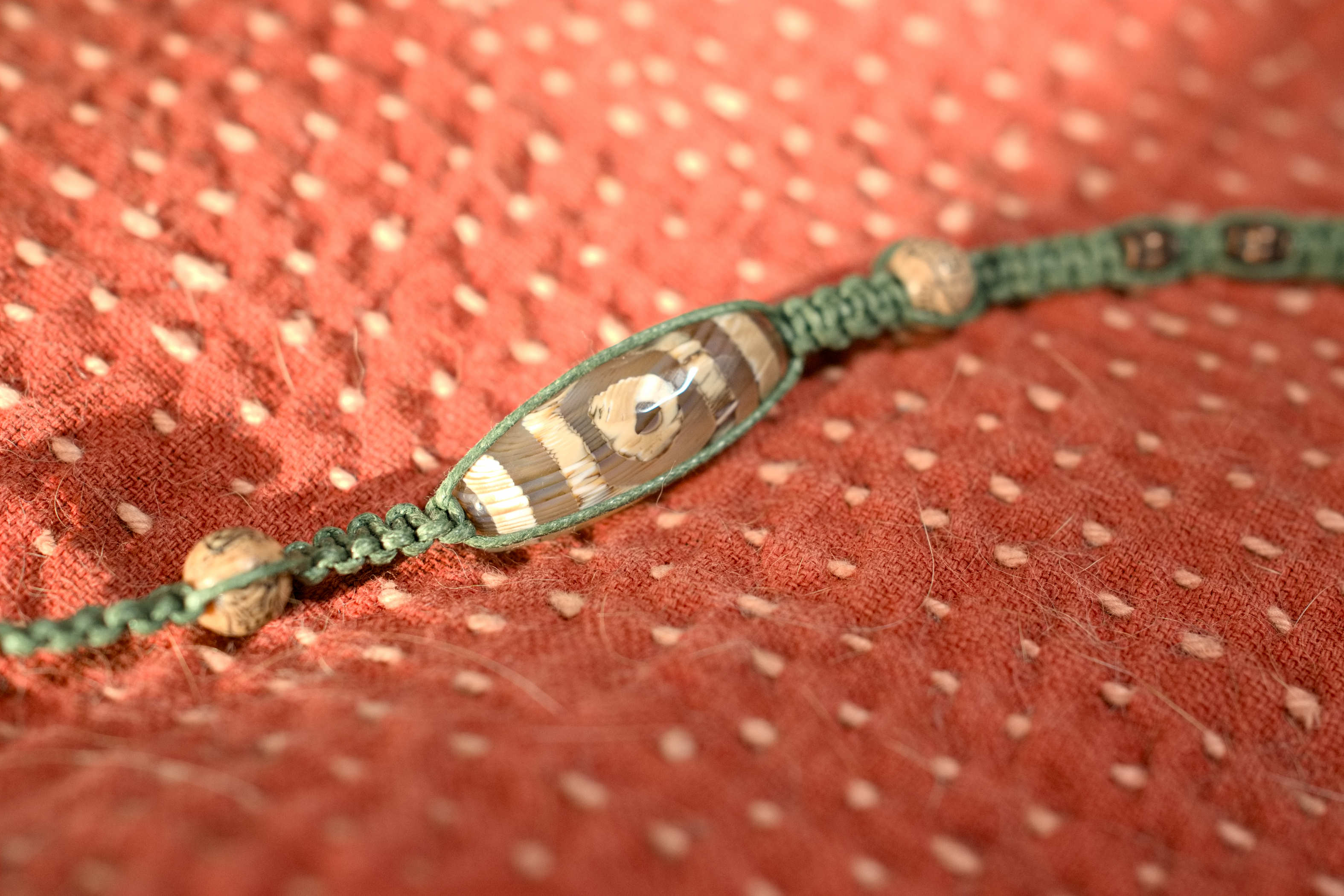 bracciale  intreccio con dzi tibetano