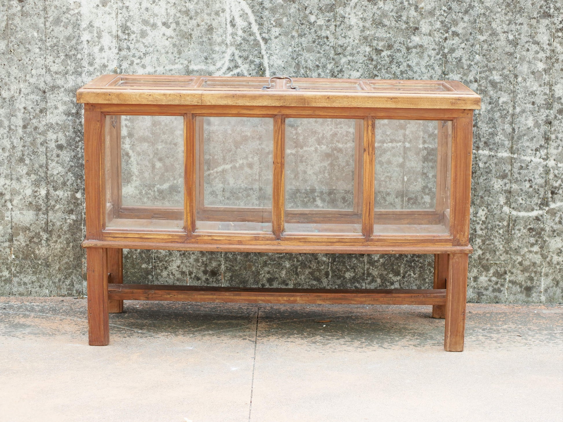 Credenza, vetrina coloniale con apertura dall'alto in legno di teak.  Pezzo unico.  Dimensioni 120x47 h80cm.