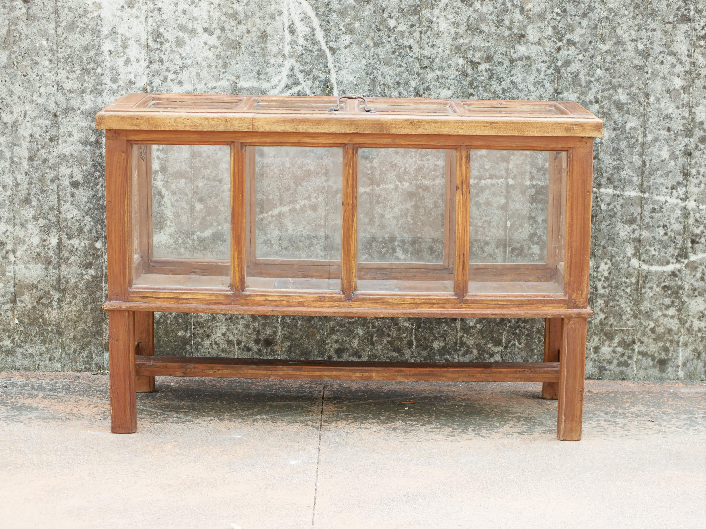 Credenza, vetrina coloniale con apertura dall'alto in legno di teak.  Pezzo unico.  Dimensioni 120x47 h80cm.