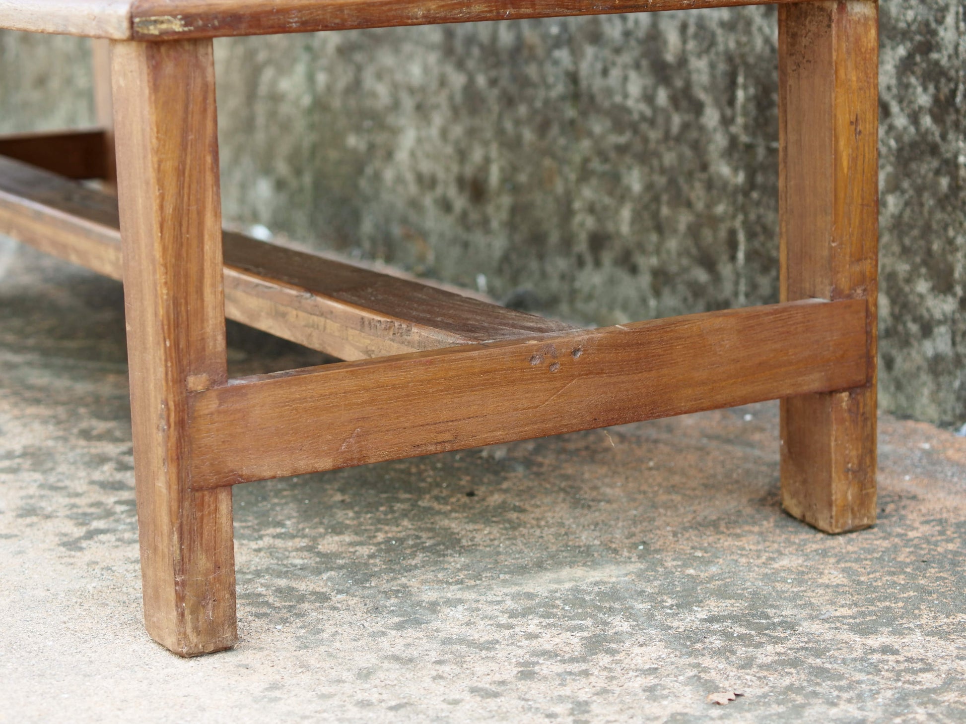 Credenza, vetrina coloniale con apertura dall'alto in legno di teak.  Pezzo unico.  Dimensioni 120x47 h80cm.