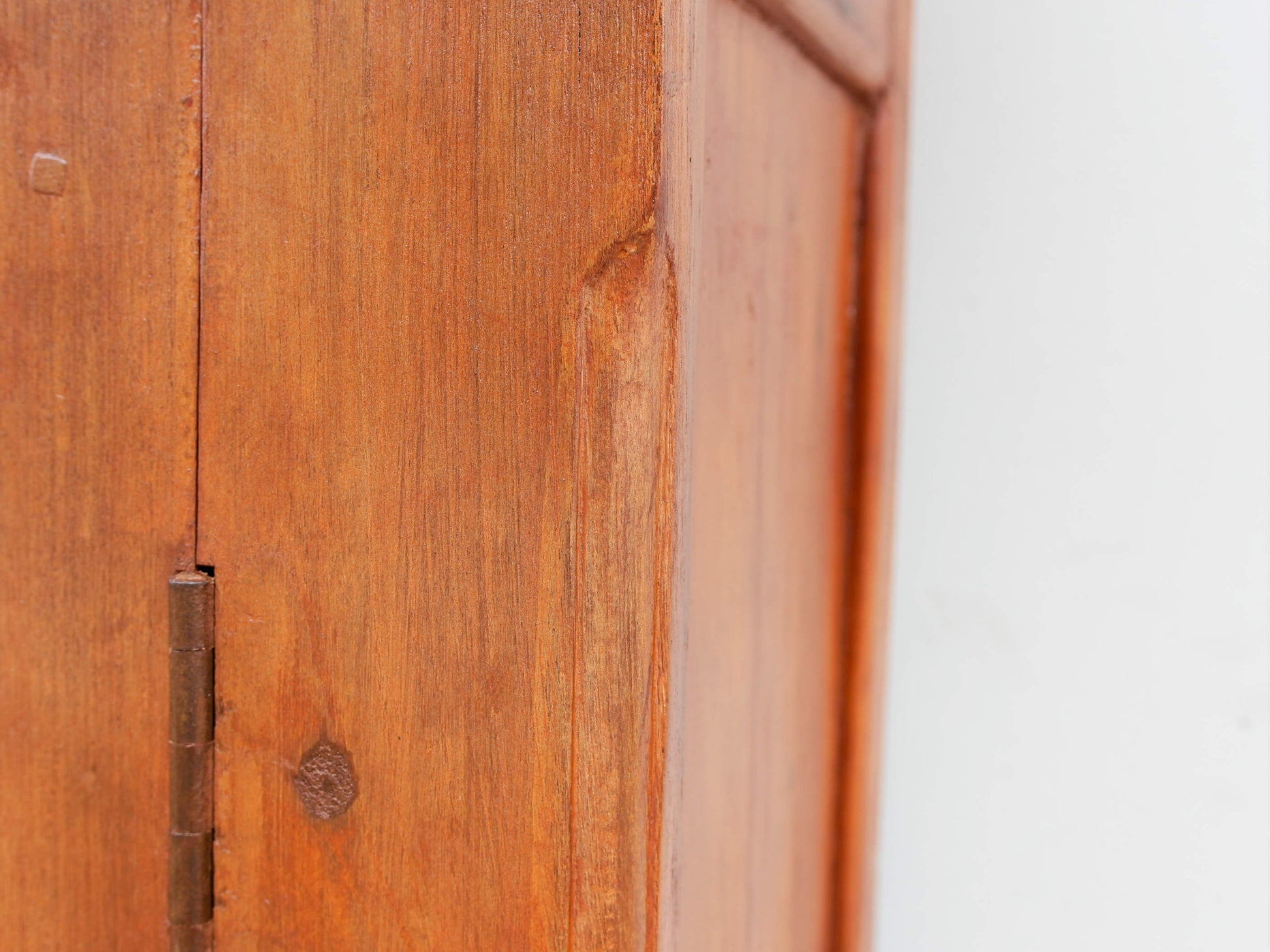 mobile coloniale indiano autentico costruito artigianalmente in legno di teak massello .  pezzo unico databile primi 900 , conservato perfettamente , non necessita di restauro .  misure 100 x 41 h137 cm  2 mensole all'interno ( si possono , su richiesta , togliere o aggiungerne altre )  fianchi lavorati stondati , idem per cornice ed ante .