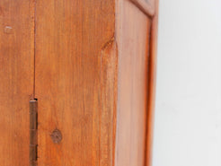 mobile coloniale indiano autentico costruito artigianalmente in legno di teak massello .  pezzo unico databile primi 900 , conservato perfettamente , non necessita di restauro .  misure 100 x 41 h137 cm  2 mensole all'interno ( si possono , su richiesta , togliere o aggiungerne altre )  fianchi lavorati stondati , idem per cornice ed ante .