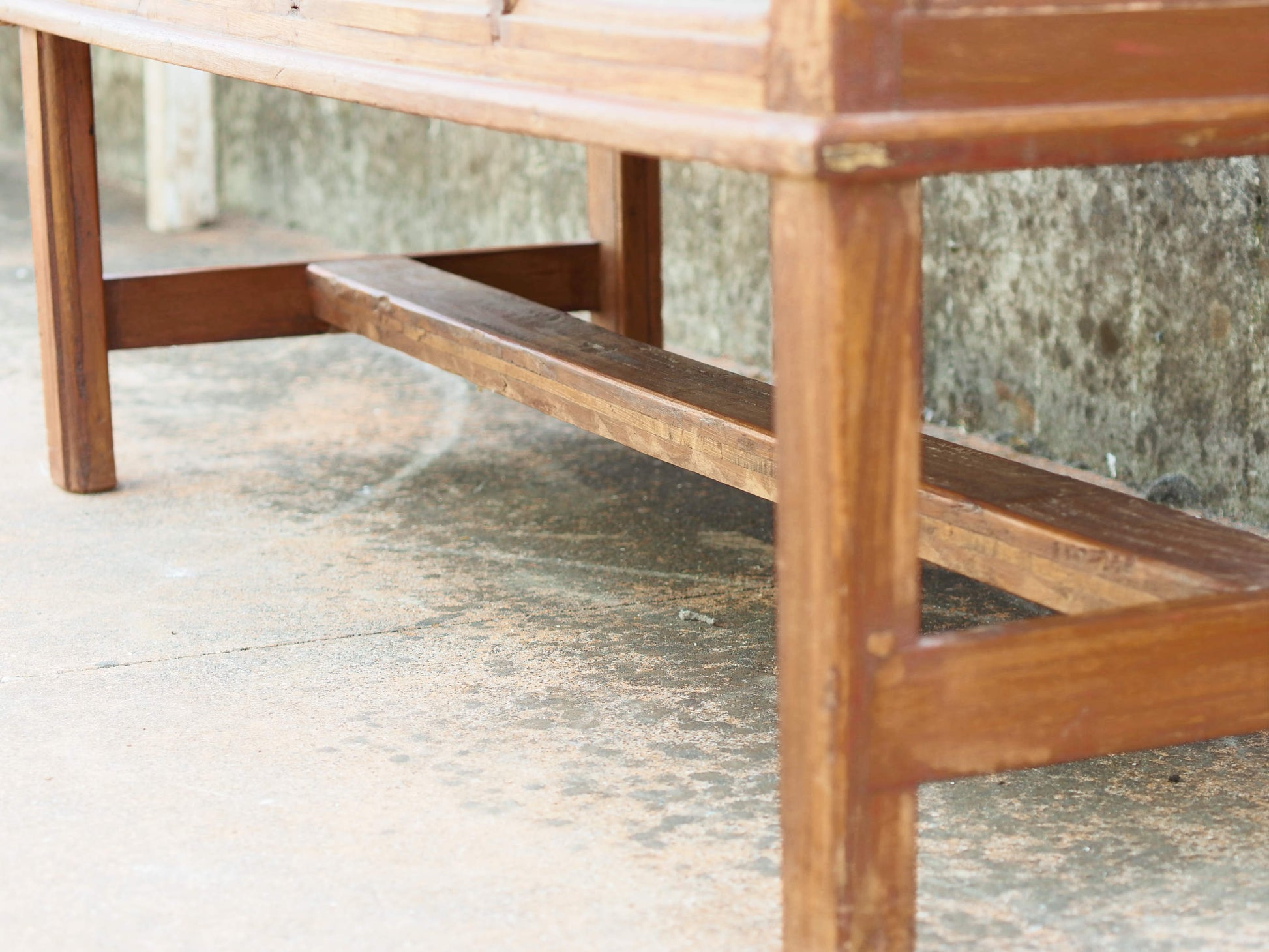 Credenza, vetrina coloniale con apertura dall'alto in legno di teak.  Pezzo unico.  Dimensioni 120x47 h80cm.