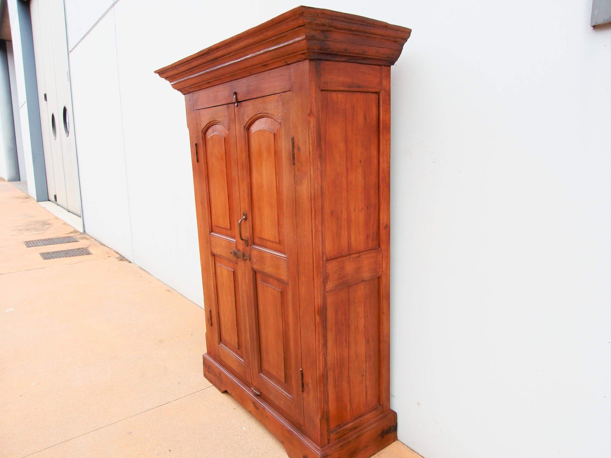 mobile coloniale indiano autentico costruito artigianalmente in legno di teak massello .  pezzo unico databile primi 900 , conservato perfettamente , non necessita di restauro .  misure 100 x 41 h137 cm  2 mensole all'interno ( si possono , su richiesta , togliere o aggiungerne altre )  fianchi lavorati stondati , idem per cornice ed ante .