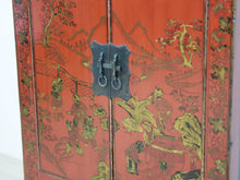 Carica l&#39;immagine nel visualizzatore di Gallery, Base di provenienza Cinese con 2 cassetti e 2 ante, laccata e finemente decorata. Databile metà &#39;900. Perfettamente integro.  Dimensioni 60x38 h86cm.