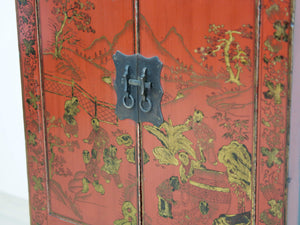 Base di provenienza Cinese con 2 cassetti e 2 ante, laccata e finemente decorata. Databile metà '900. Perfettamente integro.  Dimensioni 60x38 h86cm.