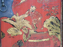 Carica l&#39;immagine nel visualizzatore di Gallery, Base di provenienza Cinese con 2 cassetti e 2 ante, laccata e finemente decorata. Databile metà &#39;900. Perfettamente integro.  Dimensioni 60x38 h86cm.
