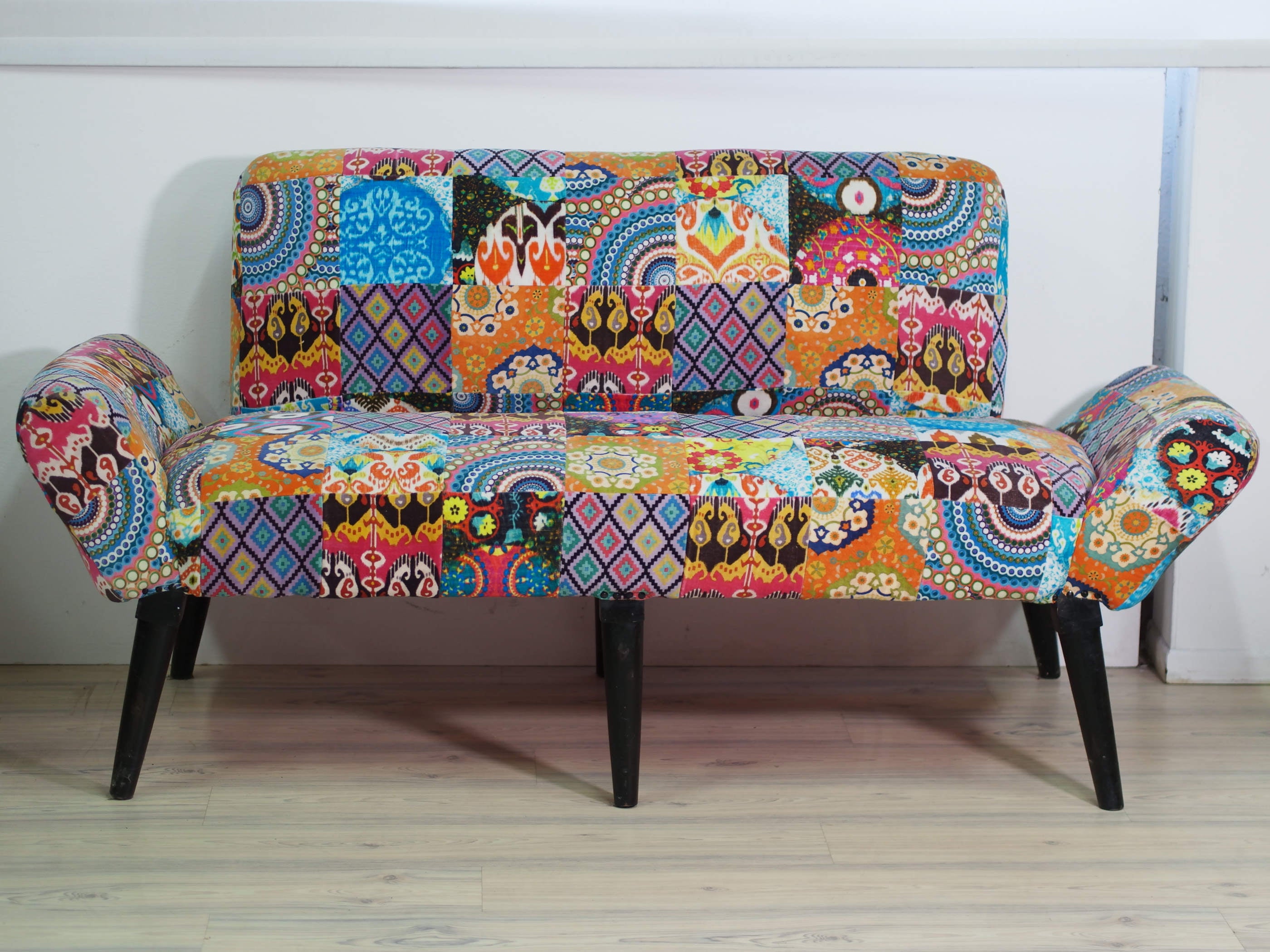 Divano Indiano imbottito su struttura in legno massello. Prodotto unico ed artigianale al 100%..  Dimensioni 183x65 h 91, seduta 50cm.