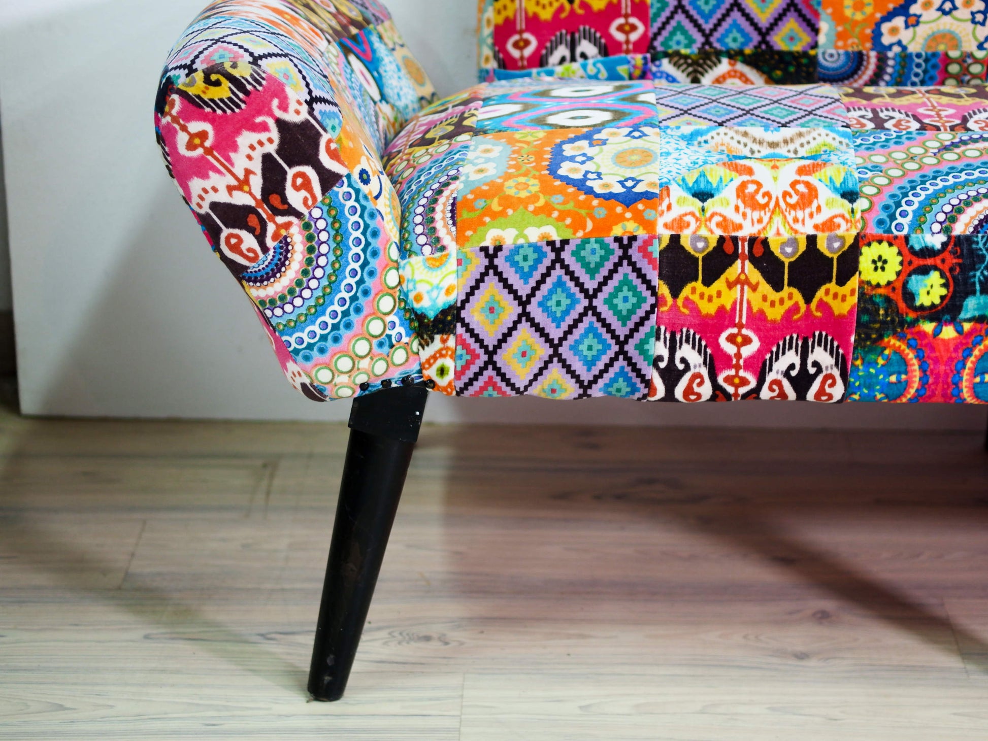 Divano Indiano imbottito su struttura in legno massello. Prodotto unico ed artigianale al 100%..  Dimensioni 183x65 h 91, seduta 50cm.