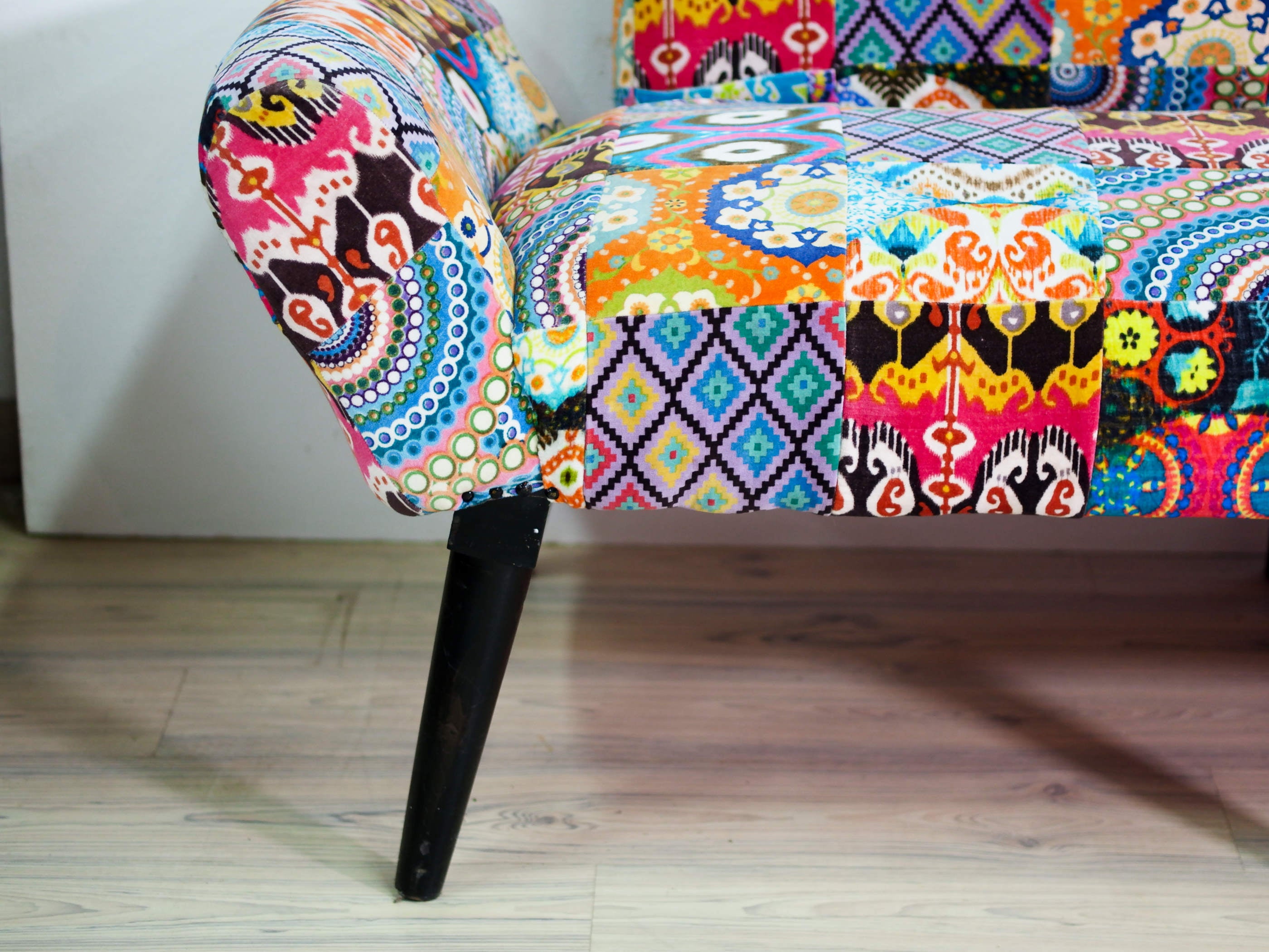 Divano Indiano imbottito su struttura in legno massello. Prodotto unico ed artigianale al 100%..  Dimensioni 183x65 h 91, seduta 50cm.