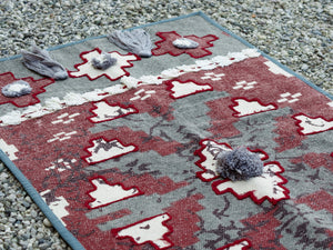 tappeto indiano in cotone, canapa, lino e juta con applicazione di nappette e pouff lavorato artigianalmente pezzo unico, si puo' usare anche come arazzo da appendere, come stuoia, come corsia made in india  dimensioni 60x184cm
