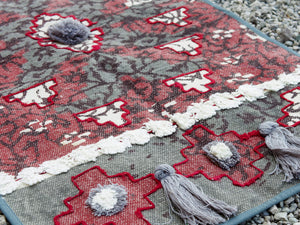 tappeto indiano in cotone, canapa, lino e juta con applicazione di nappette e pouff lavorato artigianalmente pezzo unico, si puo' usare anche come arazzo da appendere, come stuoia, come corsia made in india  dimensioni 60x184cm