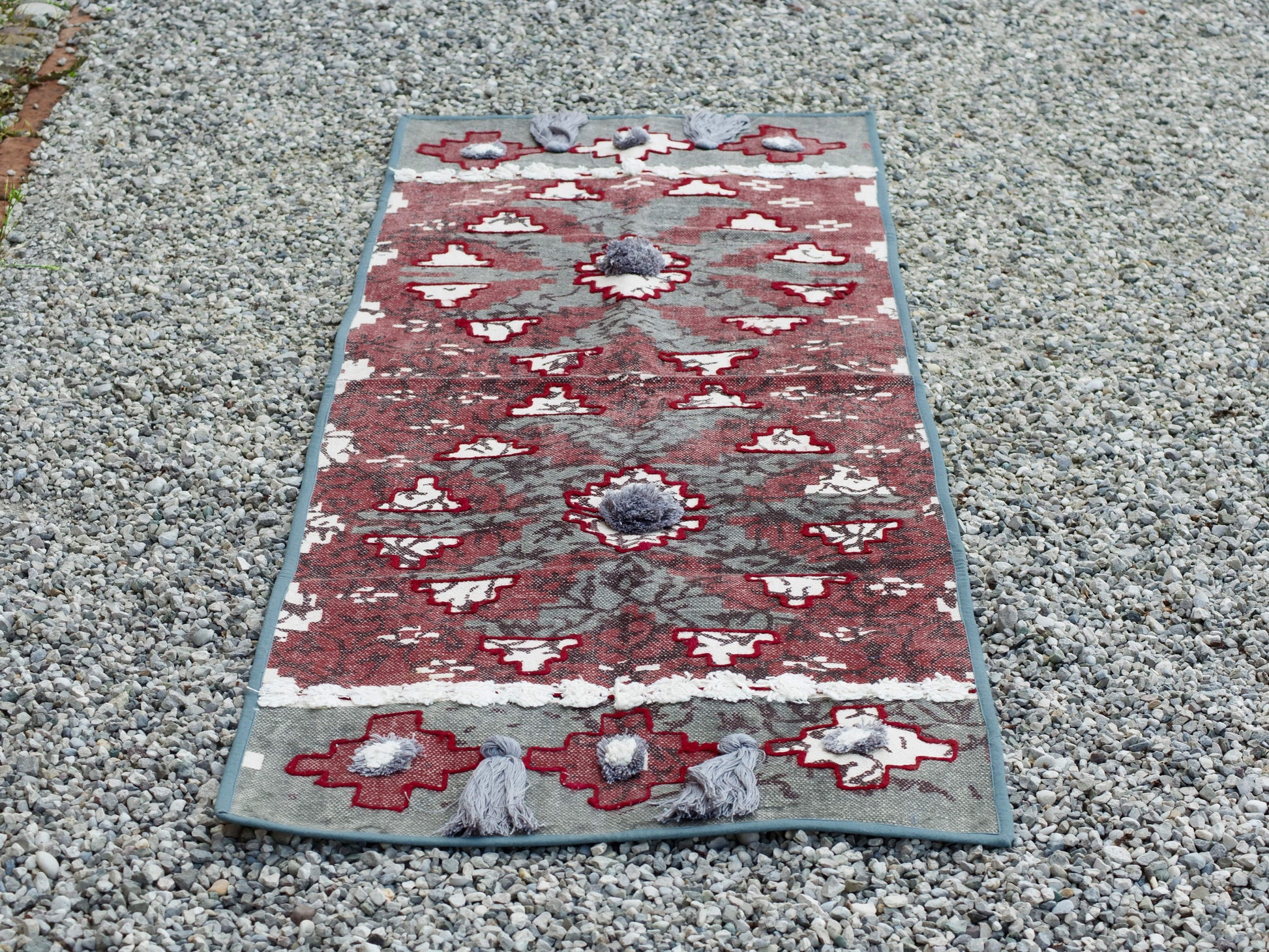 tappeto indiano in cotone, canapa, lino e juta con applicazione di nappette e pouff lavorato artigianalmente pezzo unico, si puo' usare anche come arazzo da appendere, come stuoia, come corsia made in india  dimensioni 60x184cm