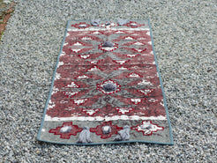 tappeto indiano in cotone, canapa, lino e juta con applicazione di nappette e pouff lavorato artigianalmente pezzo unico, si puo' usare anche come arazzo da appendere, come stuoia, come corsia made in india  dimensioni 60x184cm