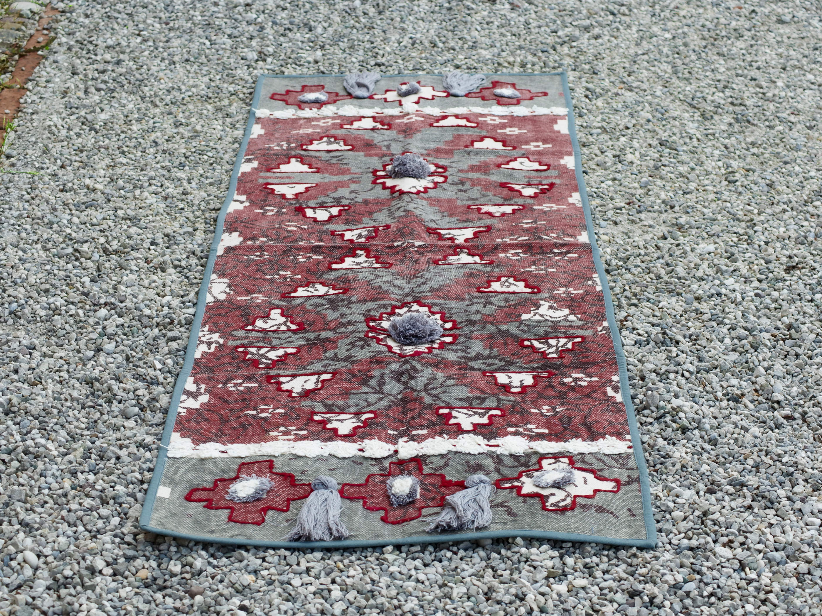 tappeto indiano in cotone, canapa, lino e juta con applicazione di nappette e pouff lavorato artigianalmente pezzo unico, si puo' usare anche come arazzo da appendere, come stuoia, come corsia made in india  dimensioni 60x184cm