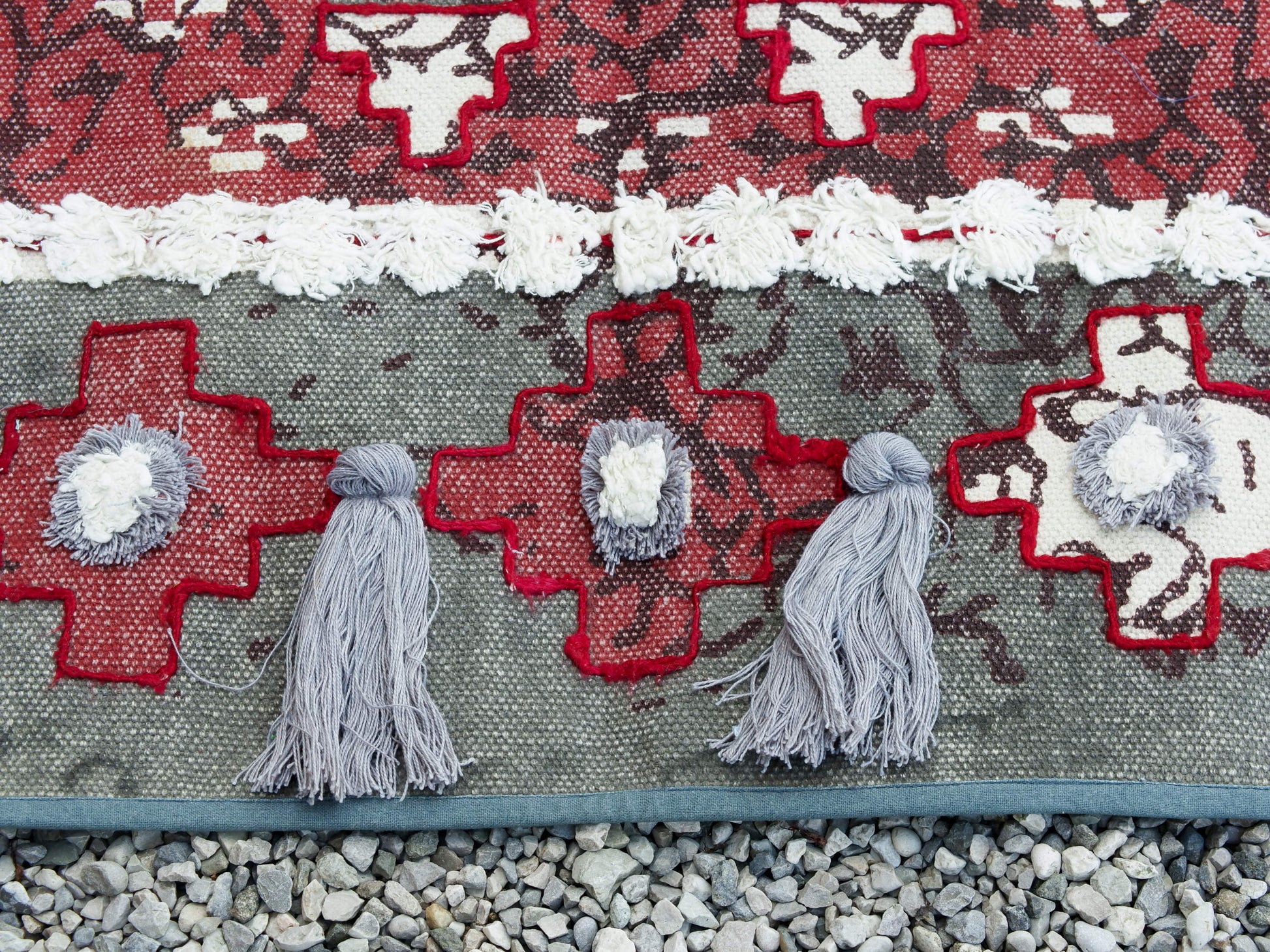 tappeto indiano in cotone, canapa, lino e juta con applicazione di nappette e pouff lavorato artigianalmente pezzo unico, si puo' usare anche come arazzo da appendere, come stuoia, come corsia made in india  dimensioni 60x184cm