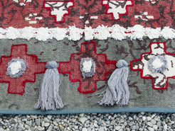 tappeto indiano in cotone, canapa, lino e juta con applicazione di nappette e pouff lavorato artigianalmente pezzo unico, si puo' usare anche come arazzo da appendere, come stuoia, come corsia made in india  dimensioni 60x184cm