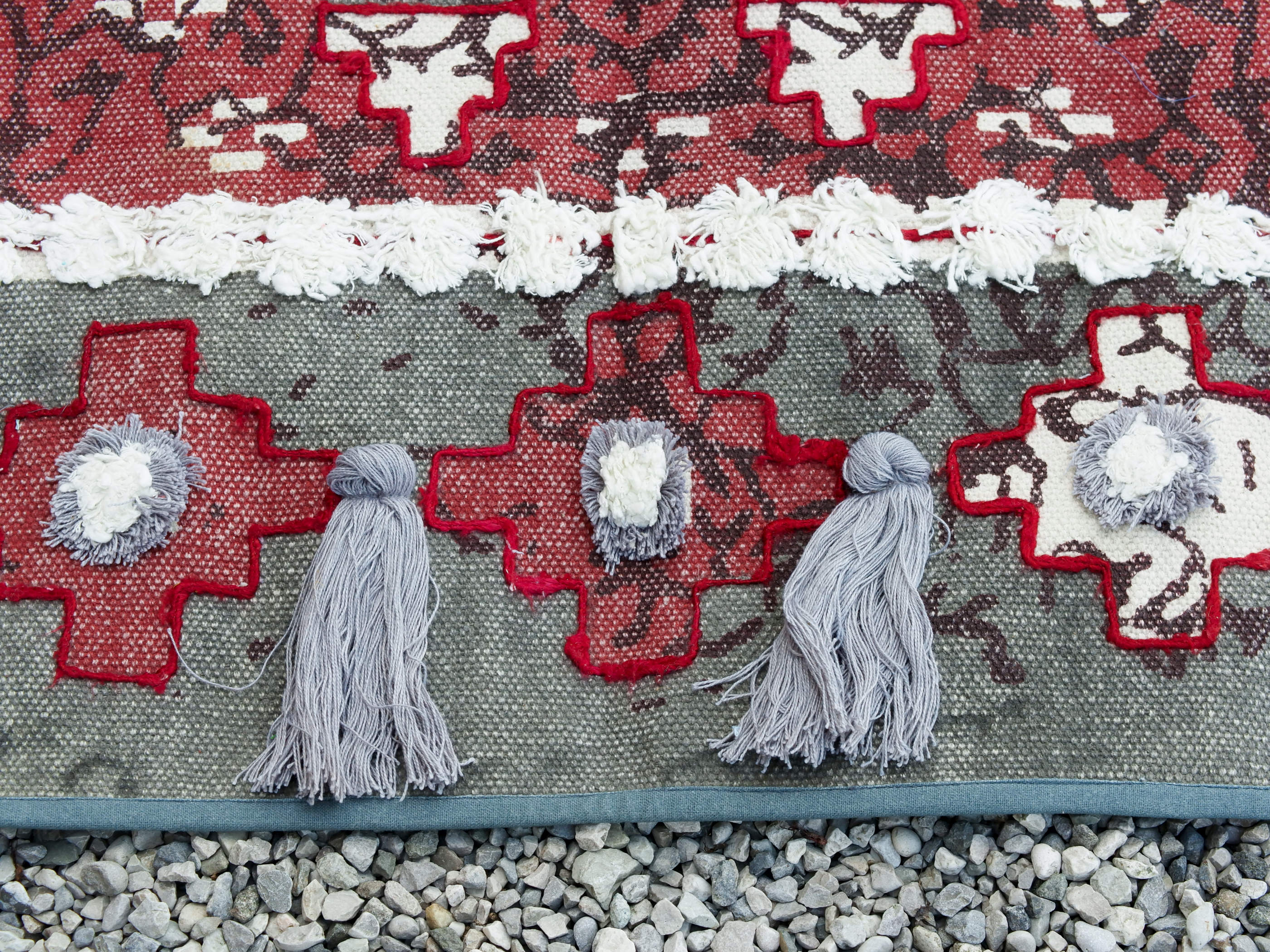 tappeto indiano in cotone, canapa, lino e juta con applicazione di nappette e pouff lavorato artigianalmente pezzo unico, si puo' usare anche come arazzo da appendere, come stuoia, come corsia made in india  dimensioni 60x184cm