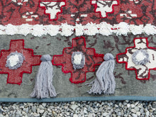 Carica l&#39;immagine nel visualizzatore di Gallery, tappeto indiano in cotone, canapa, lino e juta con applicazione di nappette e pouff lavorato artigianalmente pezzo unico, si puo&#39; usare anche come arazzo da appendere, come stuoia, come corsia made in india  dimensioni 60x184cm