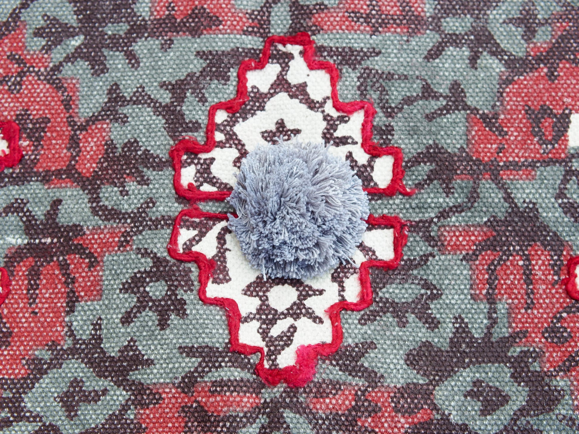 tappeto indiano in cotone, canapa, lino e juta con applicazione di nappette e pouff lavorato artigianalmente pezzo unico, si puo' usare anche come arazzo da appendere, come stuoia, come corsia made in india  dimensioni 60x184cm