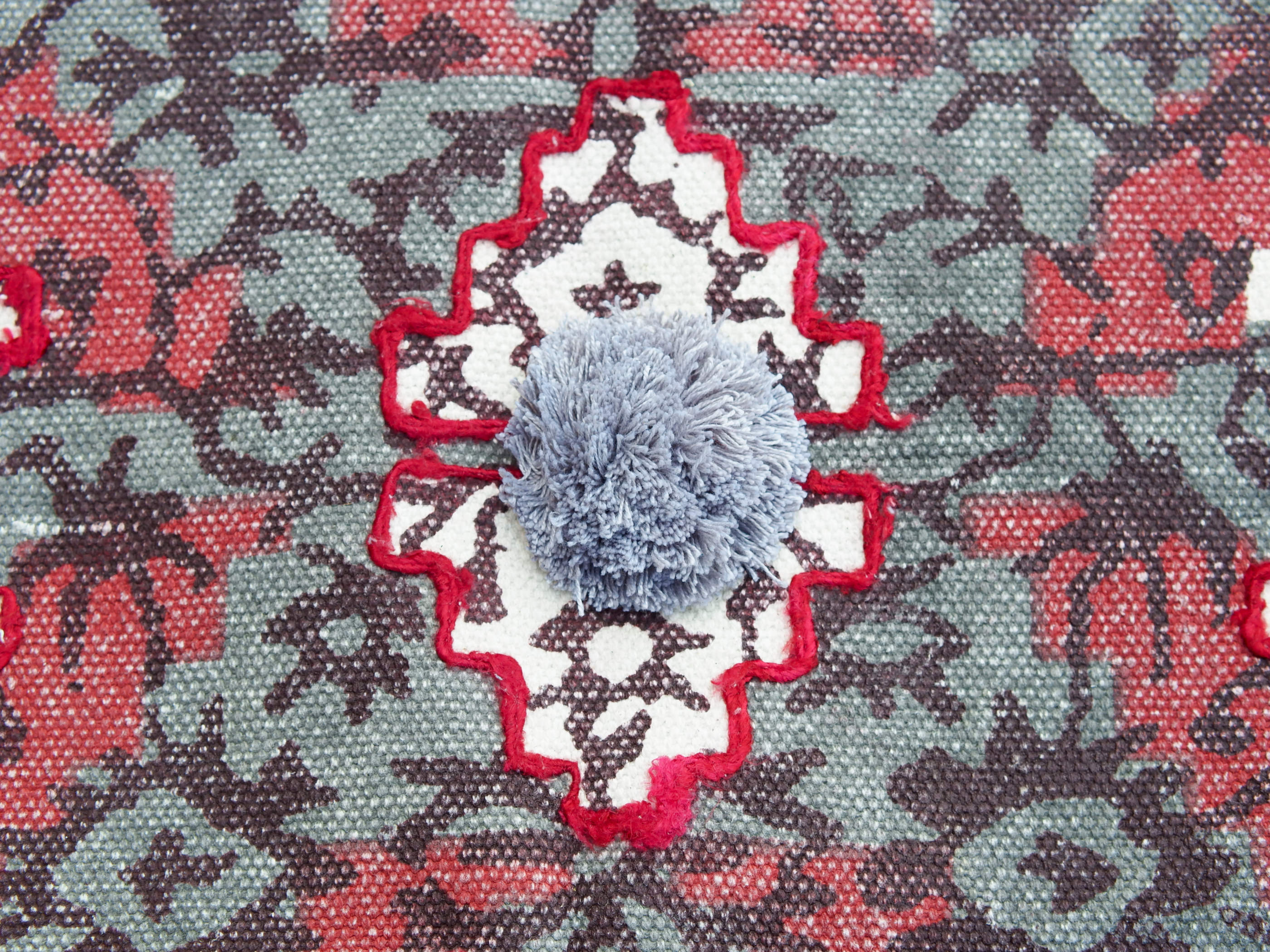 tappeto indiano in cotone, canapa, lino e juta con applicazione di nappette e pouff lavorato artigianalmente pezzo unico, si puo' usare anche come arazzo da appendere, come stuoia, come corsia made in india  dimensioni 60x184cm