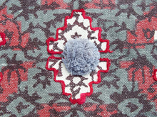 Carica l&#39;immagine nel visualizzatore di Gallery, tappeto indiano in cotone, canapa, lino e juta con applicazione di nappette e pouff lavorato artigianalmente pezzo unico, si puo&#39; usare anche come arazzo da appendere, come stuoia, come corsia made in india  dimensioni 60x184cm