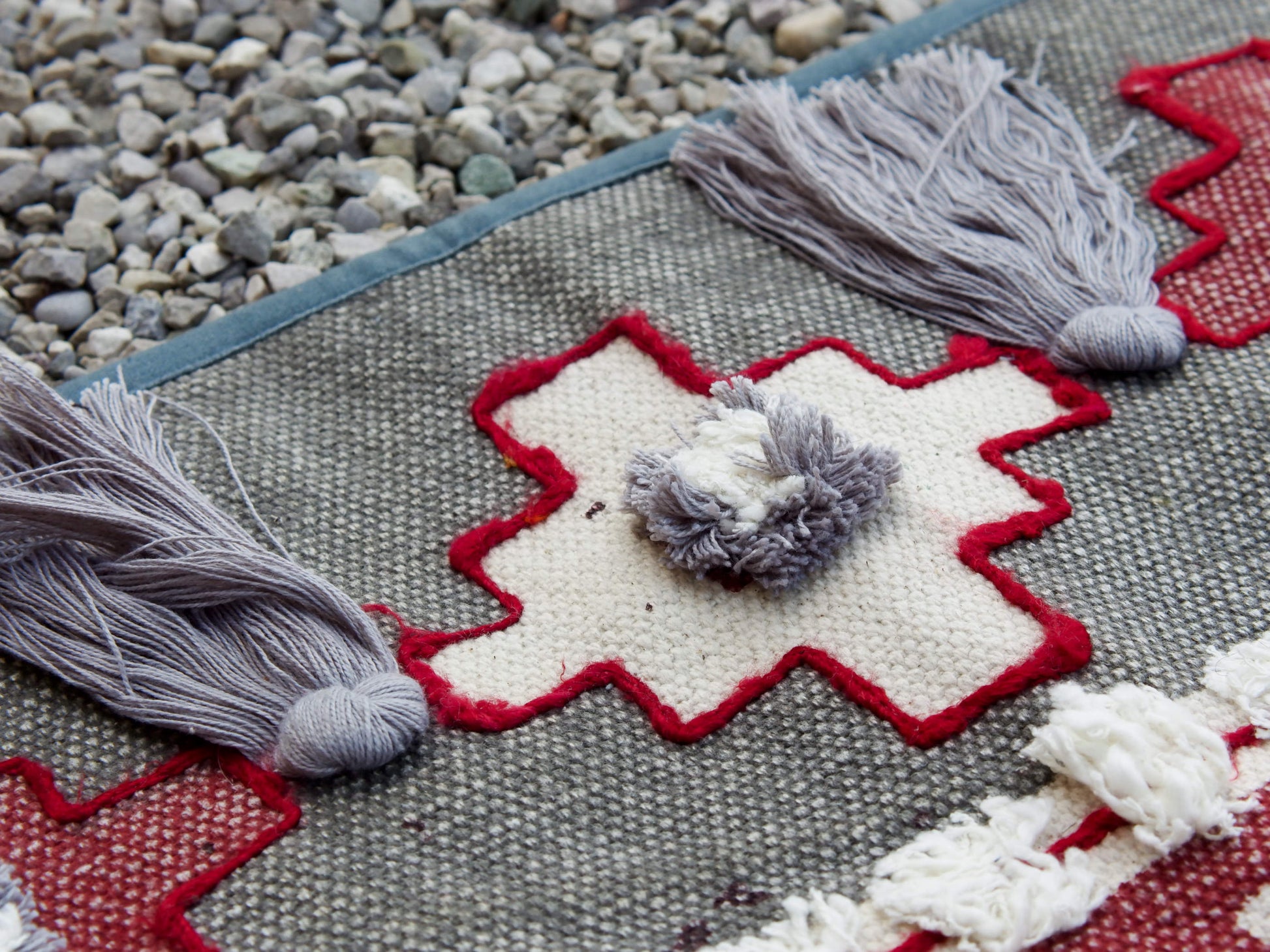 tappeto indiano in cotone, canapa, lino e juta con applicazione di nappette e pouff lavorato artigianalmente pezzo unico, si puo' usare anche come arazzo da appendere, come stuoia, come corsia made in india  dimensioni 60x184cm