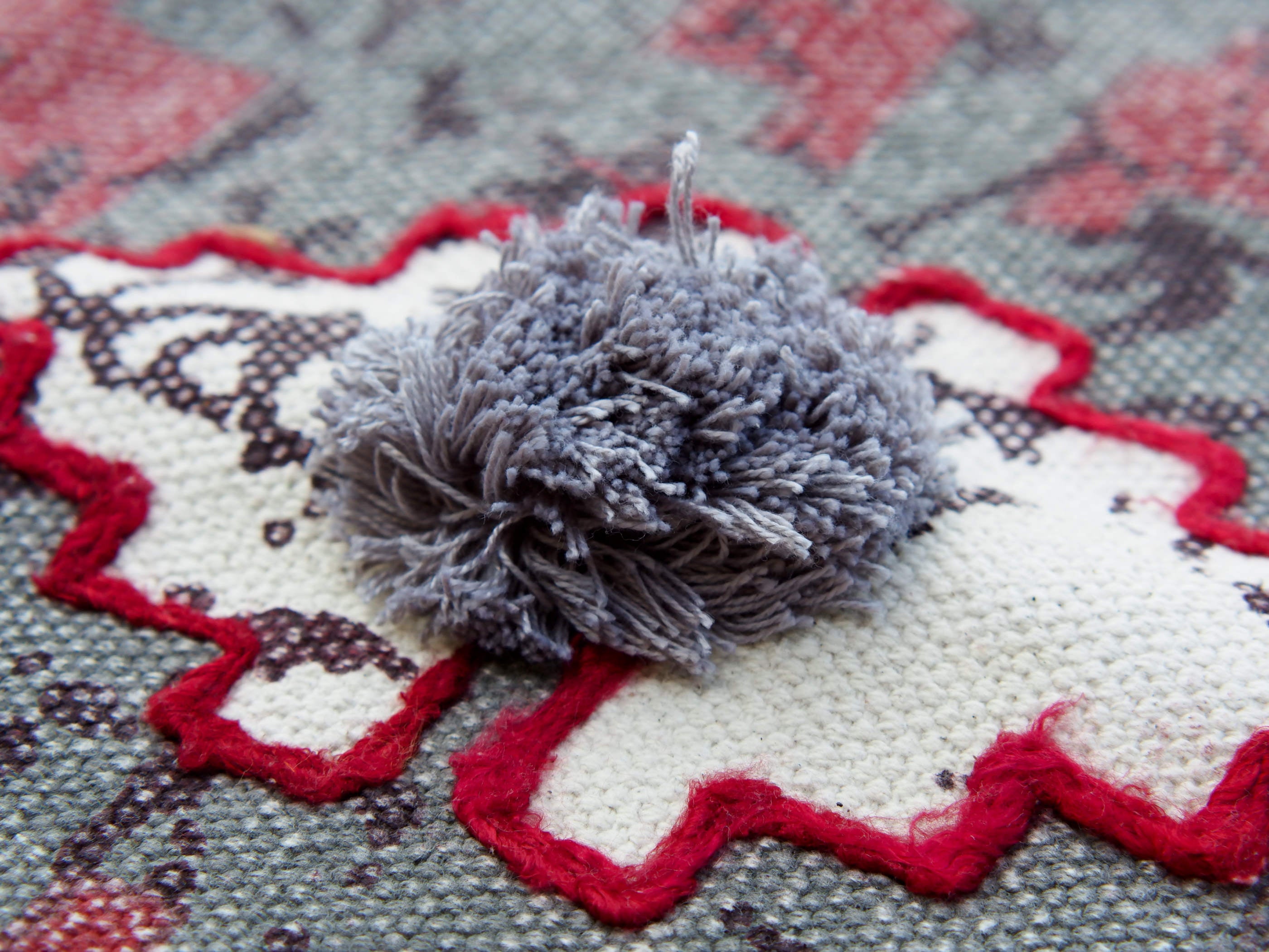 tappeto indiano in cotone, canapa, lino e juta con applicazione di nappette e pouff lavorato artigianalmente pezzo unico, si puo' usare anche come arazzo da appendere, come stuoia, come corsia made in india  dimensioni 60x184cm