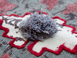 tappeto indiano in cotone, canapa, lino e juta con applicazione di nappette e pouff lavorato artigianalmente pezzo unico, si puo' usare anche come arazzo da appendere, come stuoia, come corsia made in india  dimensioni 60x184cm