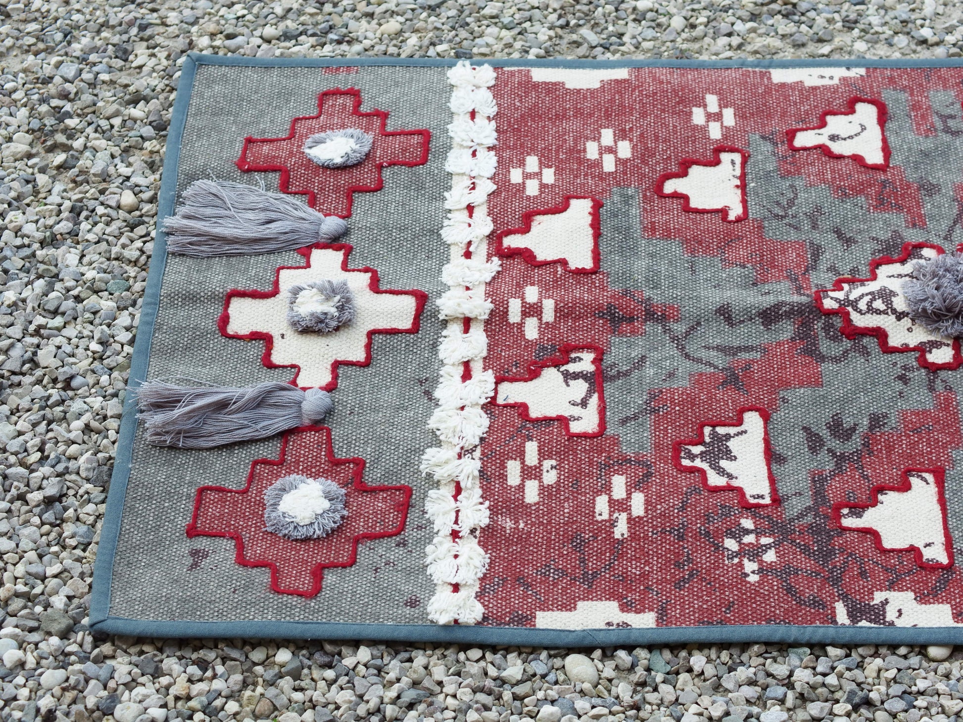 tappeto indiano in cotone, canapa, lino e juta con applicazione di nappette e pouff lavorato artigianalmente pezzo unico, si puo' usare anche come arazzo da appendere, come stuoia, come corsia made in india  dimensioni 60x184cm