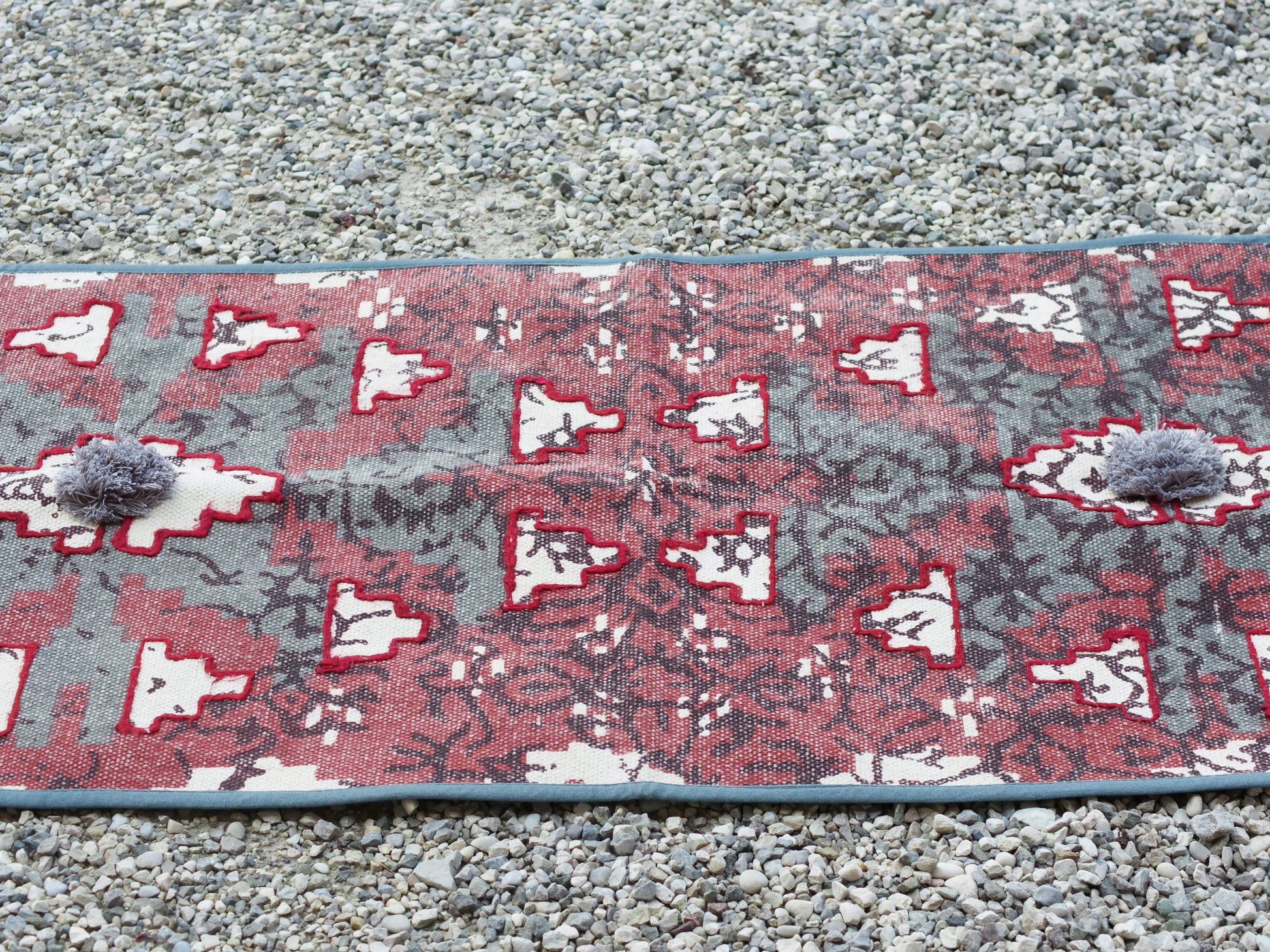 tappeto indiano in cotone, canapa, lino e juta con applicazione di nappette e pouff lavorato artigianalmente pezzo unico, si puo' usare anche come arazzo da appendere, come stuoia, come corsia made in india  dimensioni 60x184cm