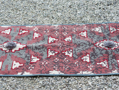 tappeto indiano in cotone, canapa, lino e juta con applicazione di nappette e pouff lavorato artigianalmente pezzo unico, si puo' usare anche come arazzo da appendere, come stuoia, come corsia made in india  dimensioni 60x184cm