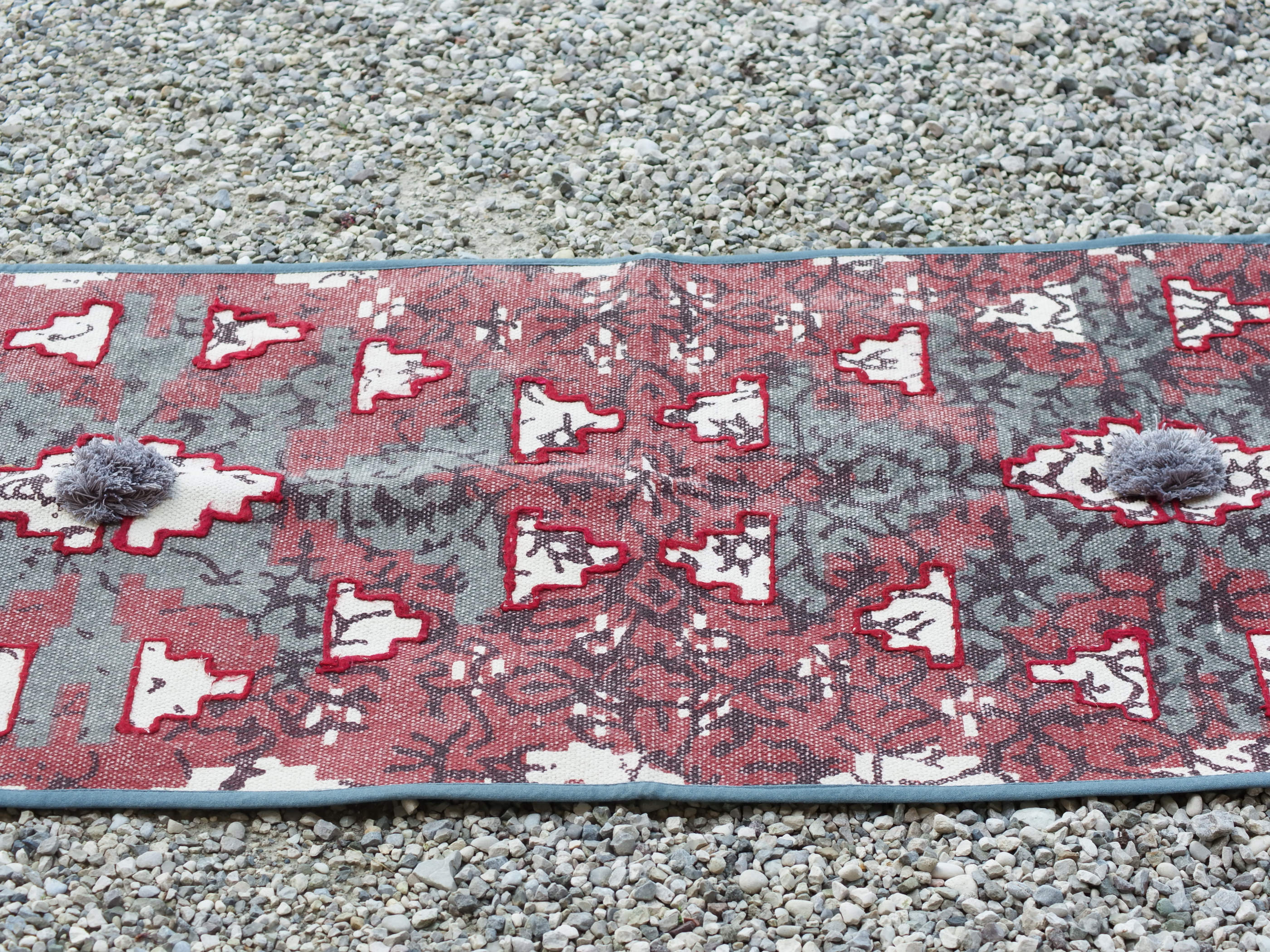 tappeto indiano in cotone, canapa, lino e juta con applicazione di nappette e pouff lavorato artigianalmente pezzo unico, si puo' usare anche come arazzo da appendere, come stuoia, come corsia made in india  dimensioni 60x184cm
