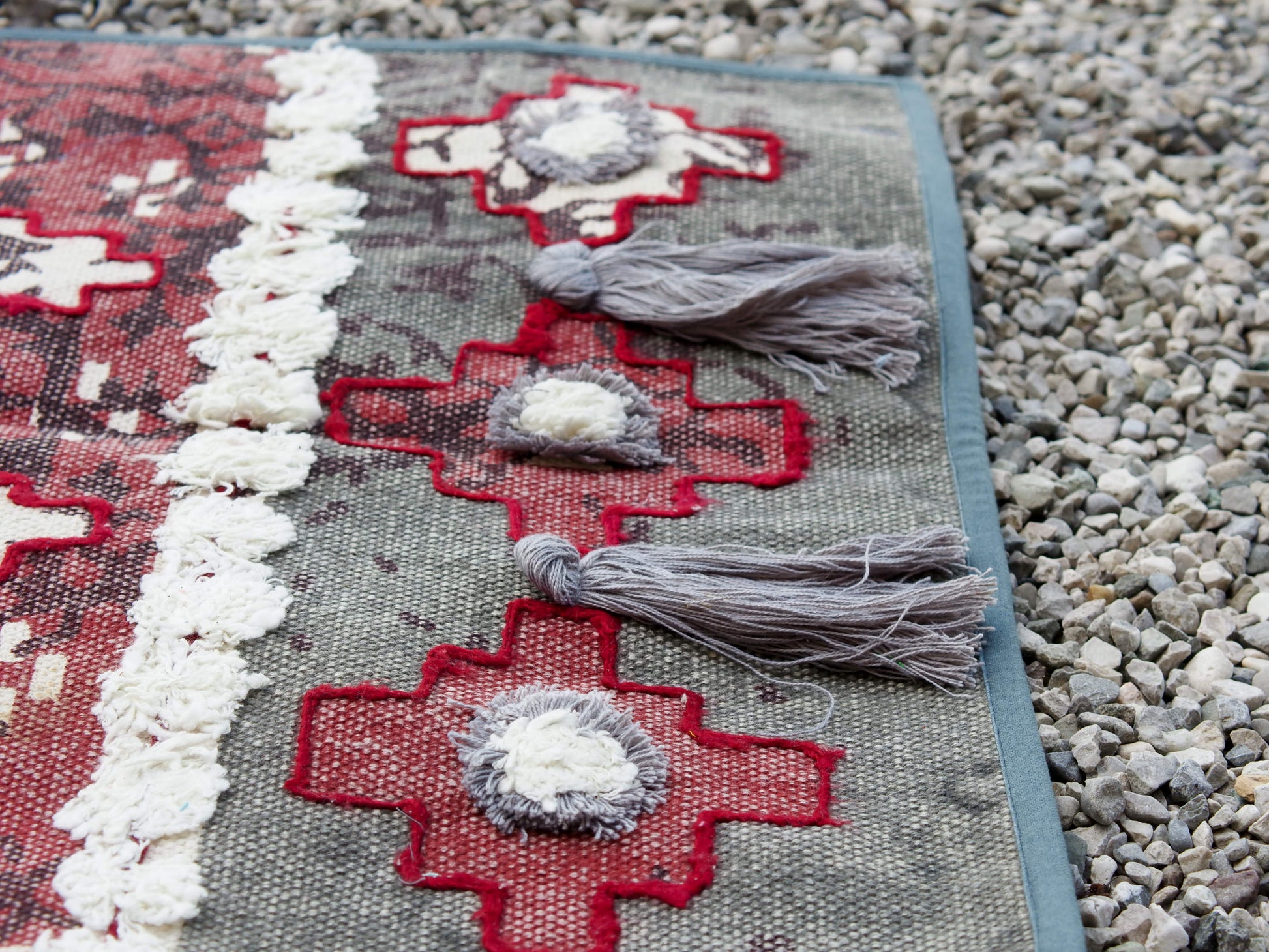 tappeto indiano in cotone, canapa, lino e juta con applicazione di nappette e pouff lavorato artigianalmente pezzo unico, si puo' usare anche come arazzo da appendere, come stuoia, come corsia made in india  dimensioni 60x184cm