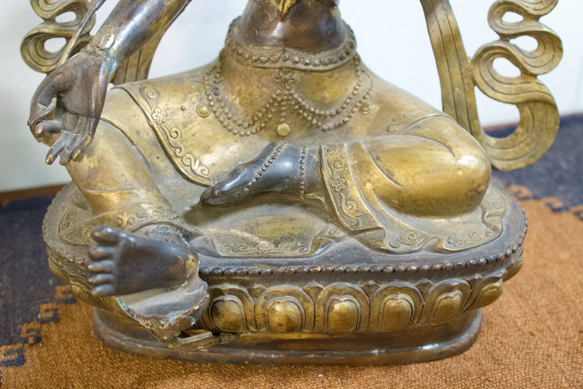 Primo piano dei dettagli della base e della seduta rituale della scultura.