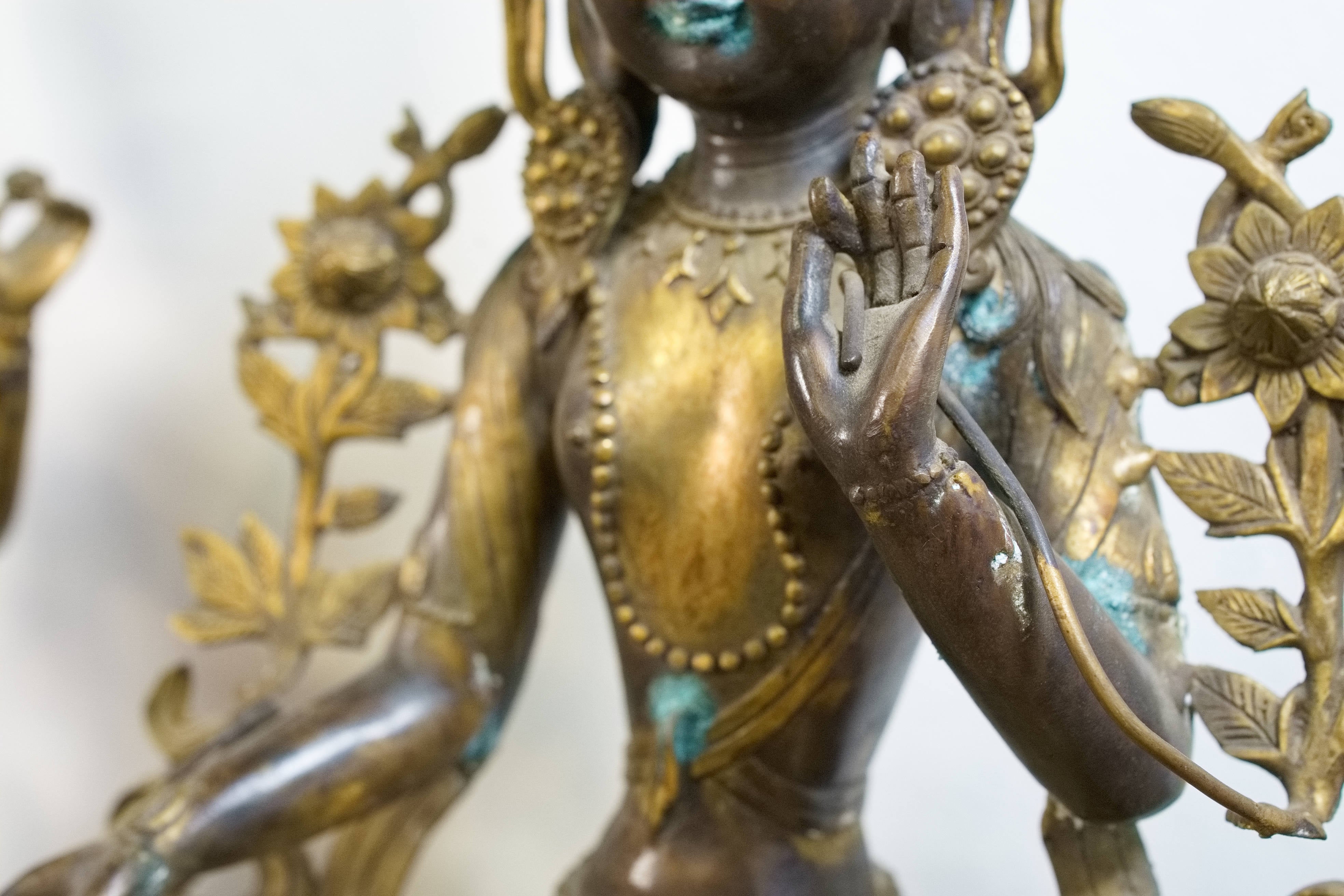 Dettaglio della mano della statua e dei particolari cesellati