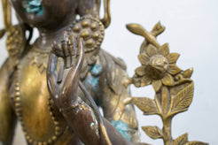 Macro sul particolare della mano della statua