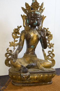 Vista d'insieme della statua antica in bronzo e rame della divinità Tara Verde.