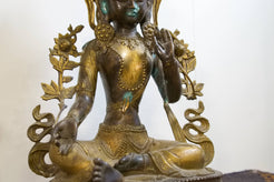 Dettaglio ravvicinato delle mani della statua