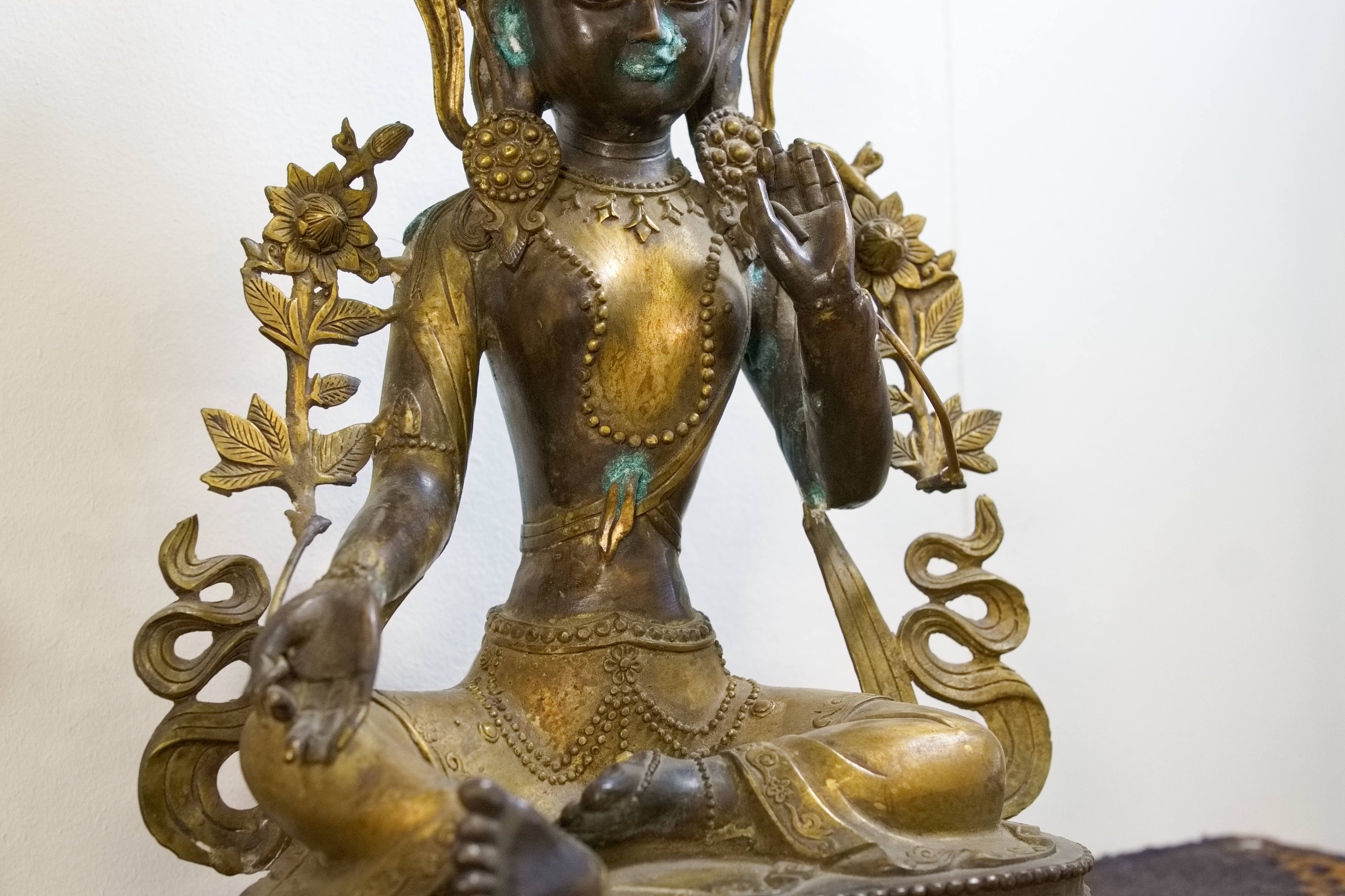 Dettaglio ravvicinato delle mani della statua