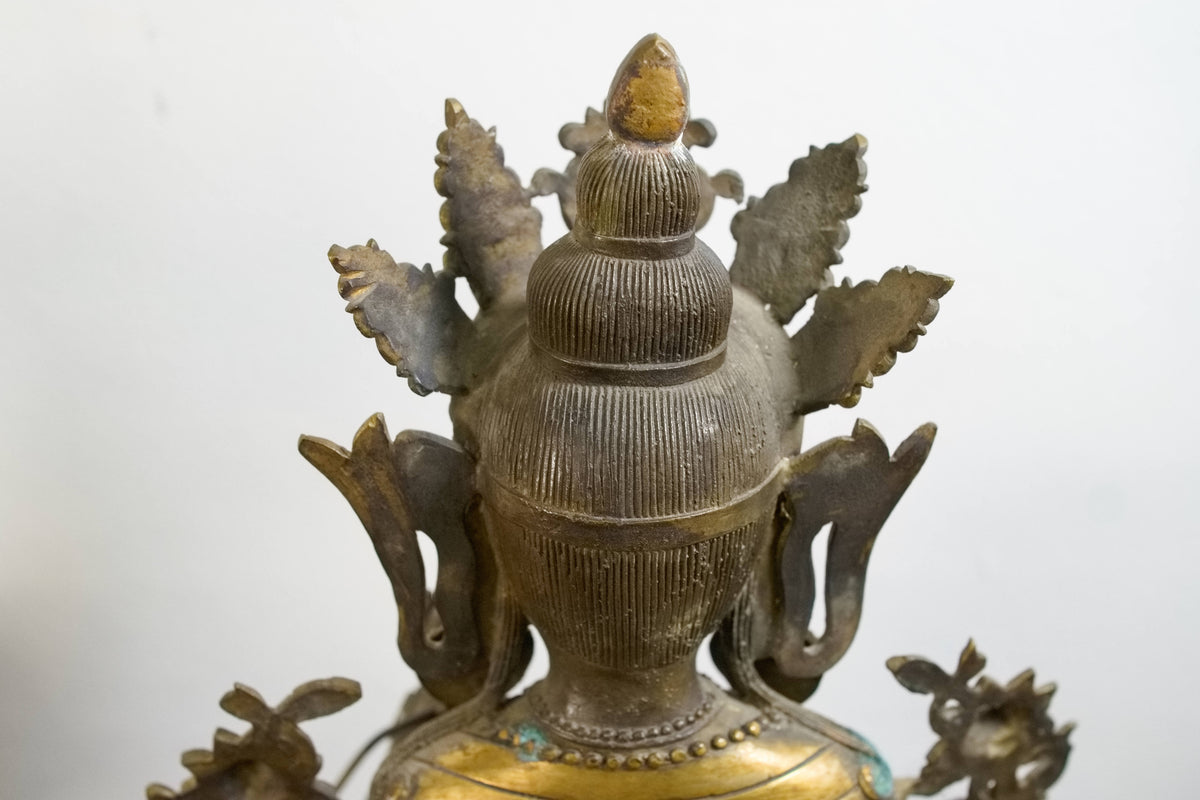 Primo piano dei dettagli della testa della scultura