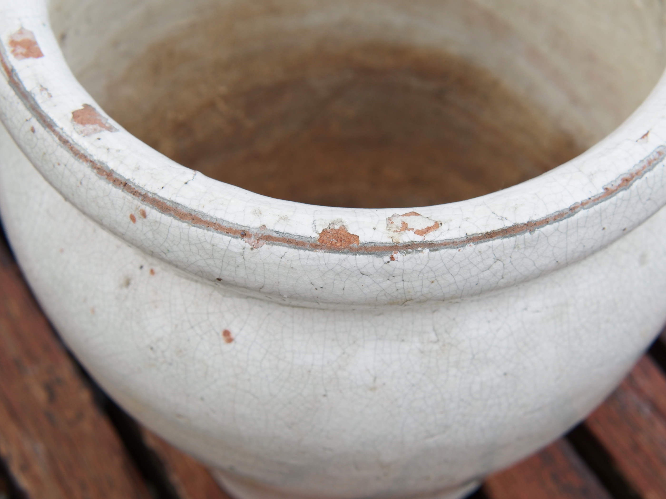 Vaso Marocco smaltato in terracotta. La terracotta viene impastata, cotta, smaltata e nuovamente cotta nel forno a legna (non nel forno a gas che rende lo smalto omogeneo e senza l'effetto delle crepe). Pezzo Unico.  Dimensioni Diametro 21 h21cm.