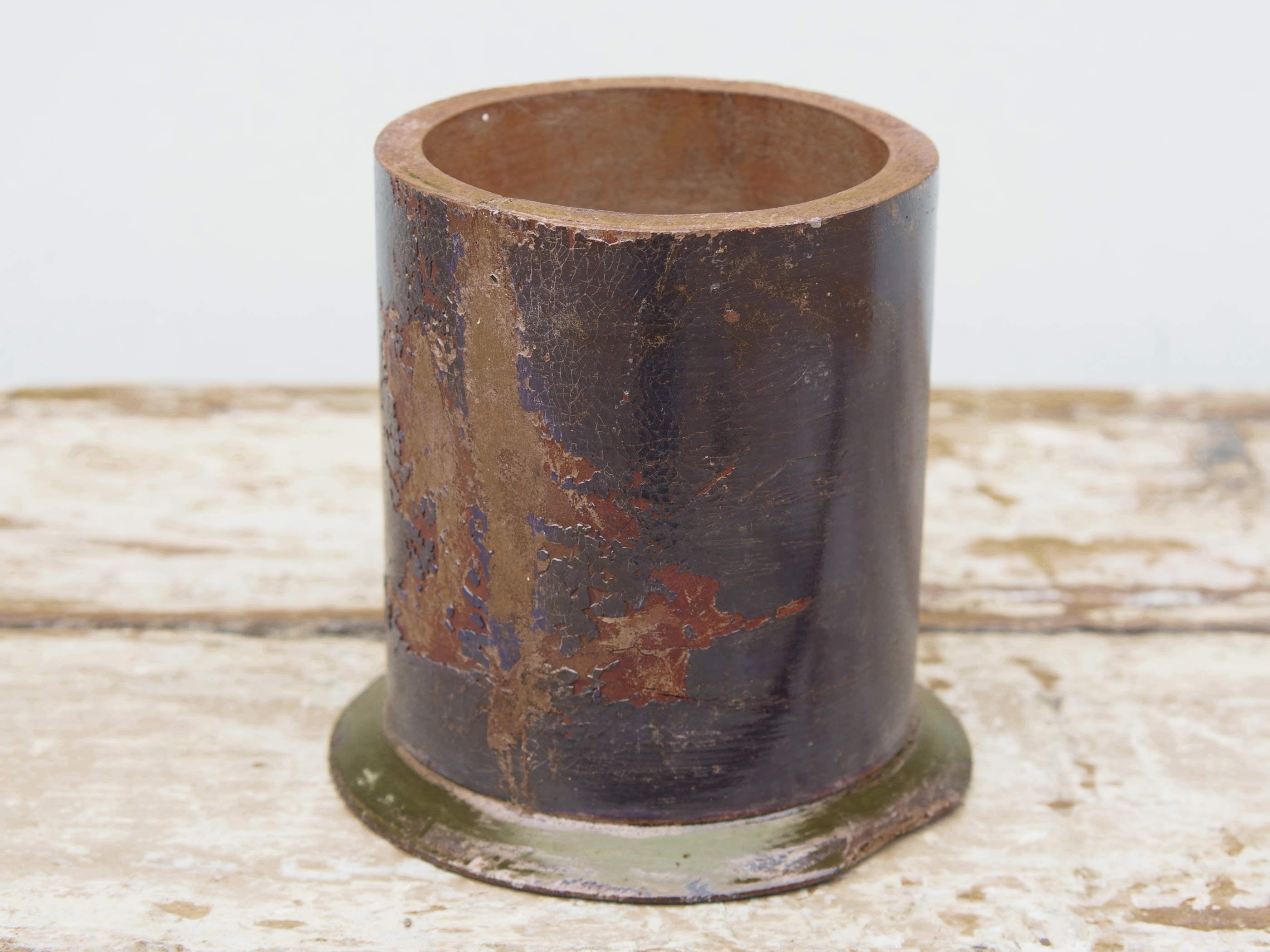 Vaso indiano in legno dipinto. Ricavato da un unico tronco di legno incavato.   dimensioni diametro base 14cm, foro interno 9.5cm, h 15cm.   