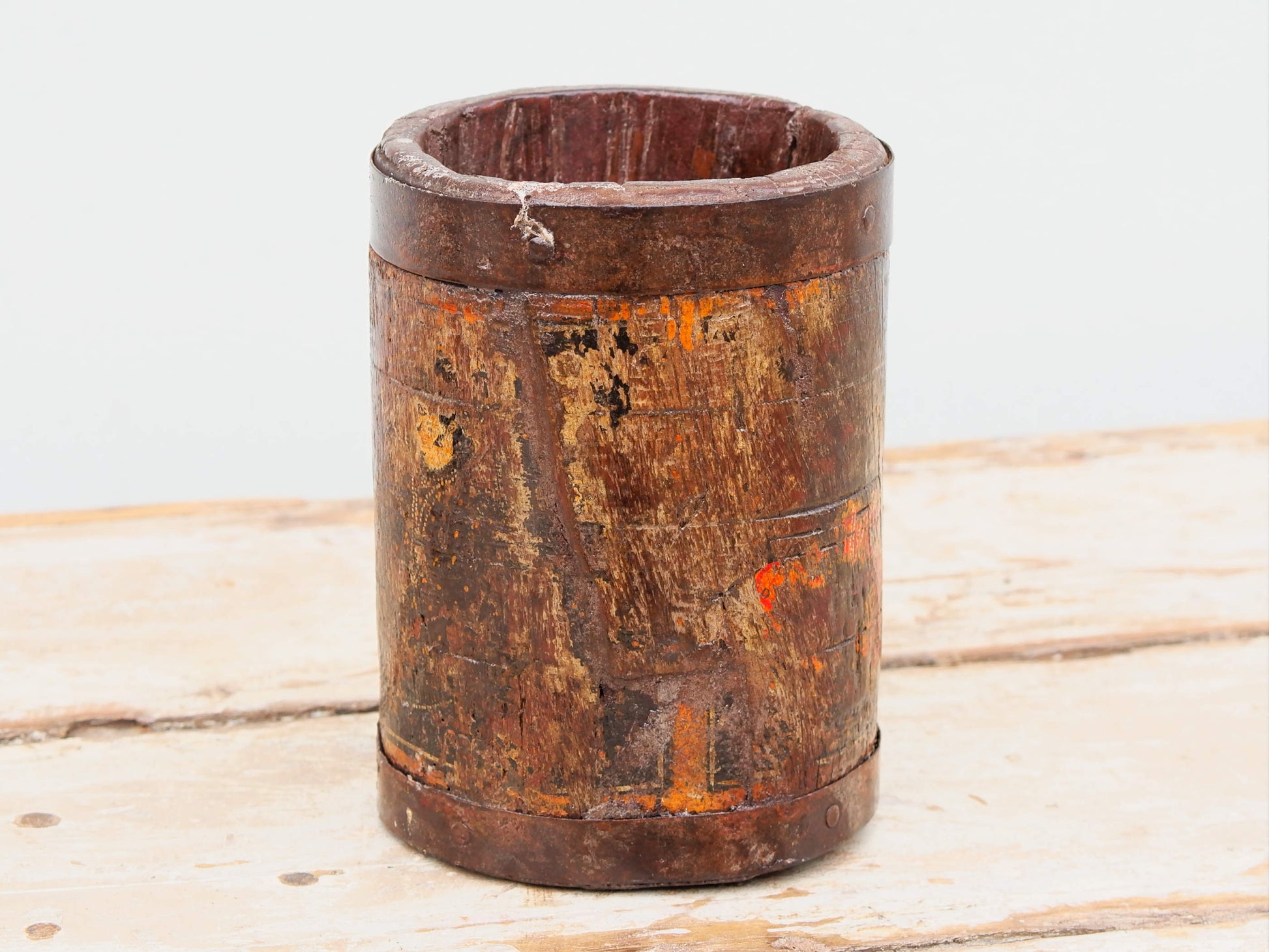 Vaso indiano in legno e metallo. Ricavato da un unico tronco di legno incavato.  dimensioni diametro 11, h 16cm.