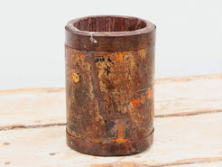 Vaso indiano in legno e metallo. Ricavato da un unico tronco di legno incavato.  dimensioni diametro 11, h 16cm.