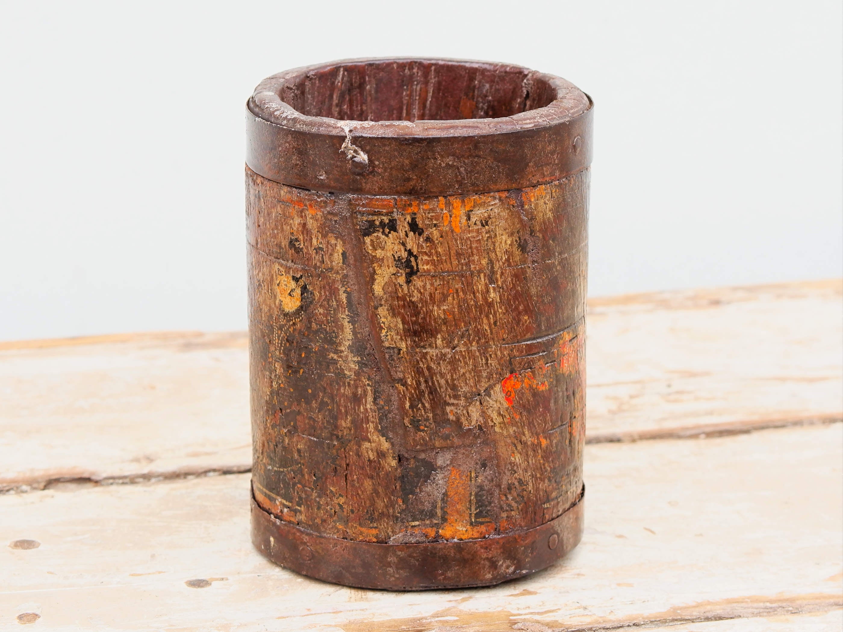 Vaso indiano in legno e metallo. Ricavato da un unico tronco di legno incavato.  dimensioni diametro 11, h 16cm.