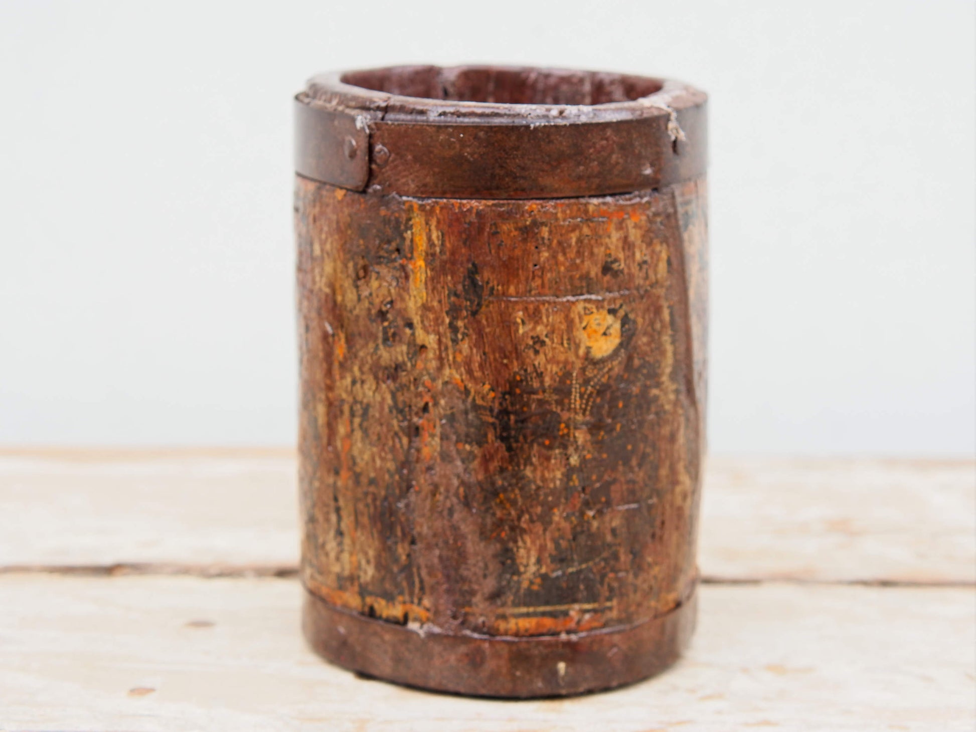 Vaso indiano in legno e metallo. Ricavato da un unico tronco di legno incavato.  dimensioni diametro 11, h 16cm.