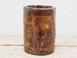 Vaso indiano in legno e metallo. Ricavato da un unico tronco di legno incavato.  dimensioni diametro 11, h 16cm.