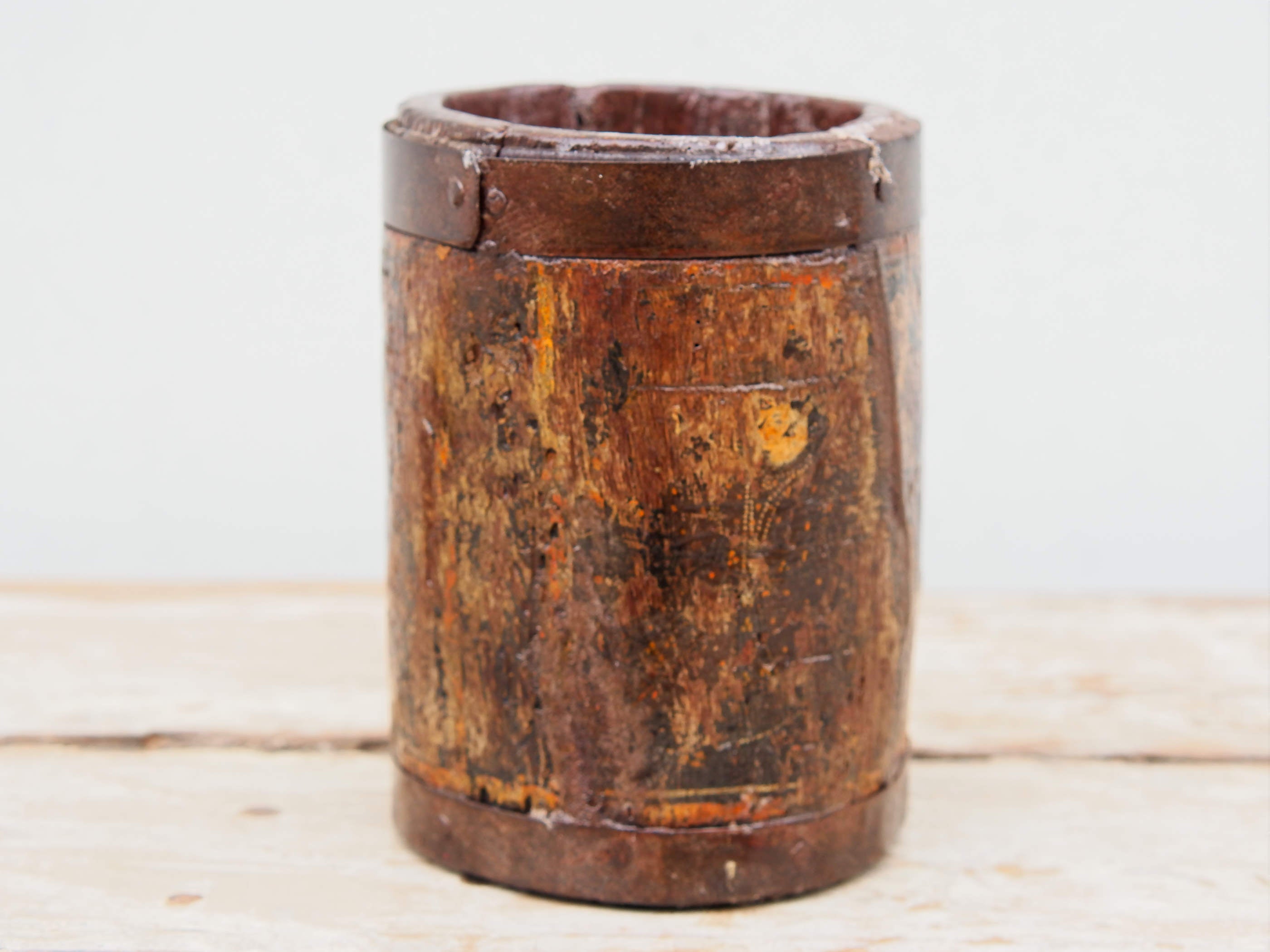 Vaso indiano in legno e metallo. Ricavato da un unico tronco di legno incavato.  dimensioni diametro 11, h 16cm.
